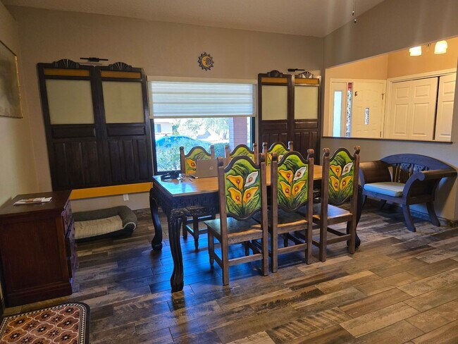 Building Photo - Furnished, 2/2 or 3/2.5 Opportunity