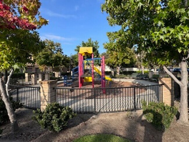 Building Photo - Beautiful 2 Bedroom, 2 Bathroom Oxnard Con...