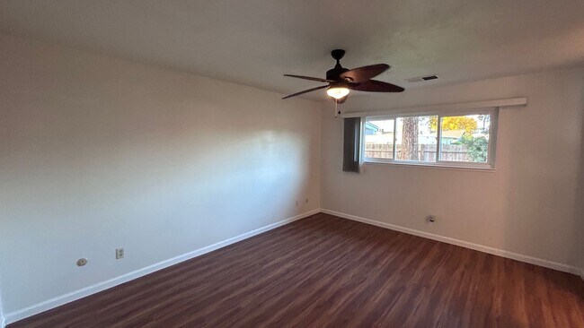 Building Photo - 1717 Briarwood Dr