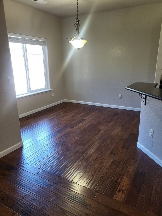 Building Photo - 3 bed 2 bath Home for Rent in Grants Pass