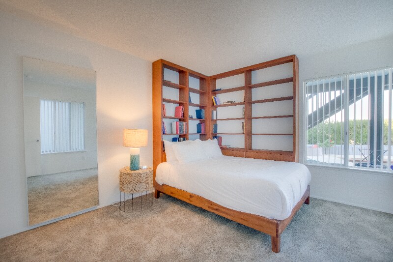Building Photo - 8143 La Jolla Scenic Dr N