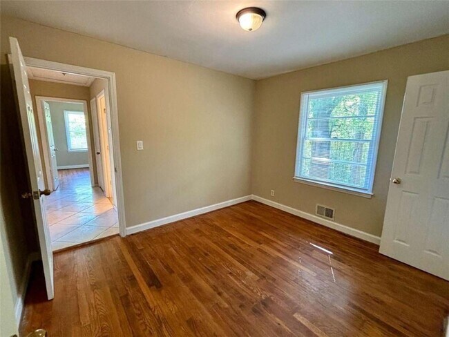 Building Photo - 3129 Nursery Rd SE