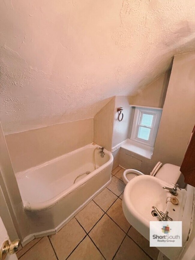 Building Photo - 1450 Barclay St