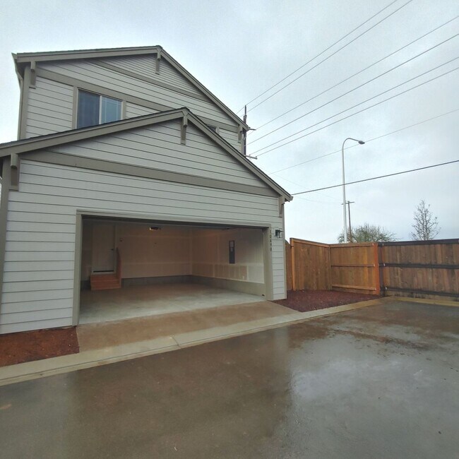 Building Photo - Modern 4BR + AC | Minutes to Hillsboro & High Tech Corridor - Coming Soon!