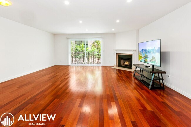 Building Photo - Beautifully Upgraded 2-Bed, 3-Bath Townhou...