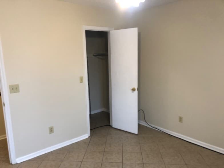 Building Photo - 6714 Woodwedge Dr