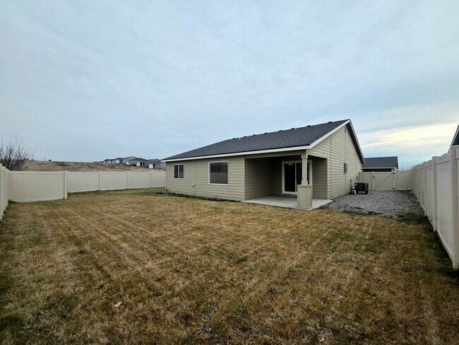 Building Photo - Newer Rambler in Mary Hill Estates!