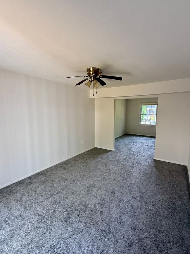 Building Photo - Olde Crofton Charm! Two Bedroom Townhome