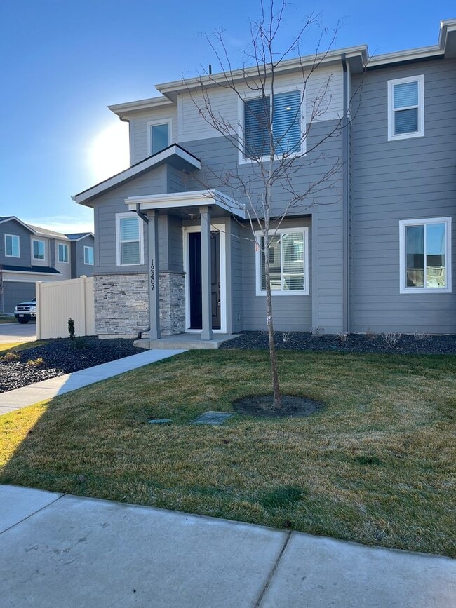 Building Photo - BRAND NEW 3 Bed 2.5 Bath Townhome