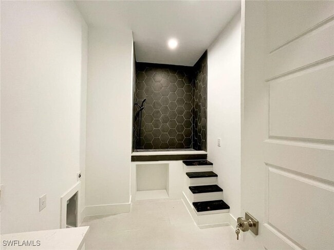 Building Photo - 687 23rd St SW