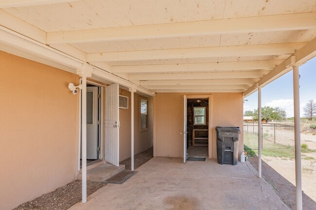 Building Photo - Charming 3 bedroom 2 bath Home with acreage