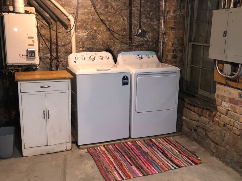 Building Photo - 822 N Wood St