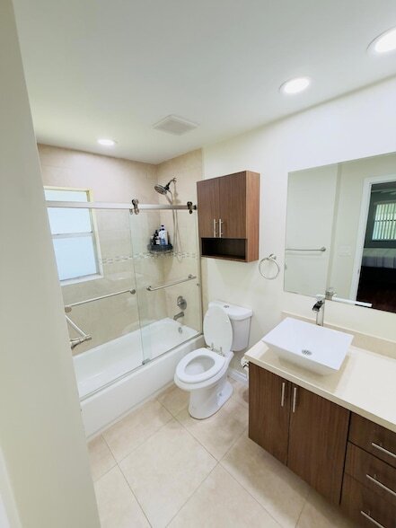 Building Photo - 5545 W Lakewood Cir