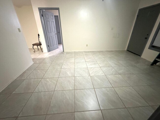 Building Photo - 220 Marigny Cir