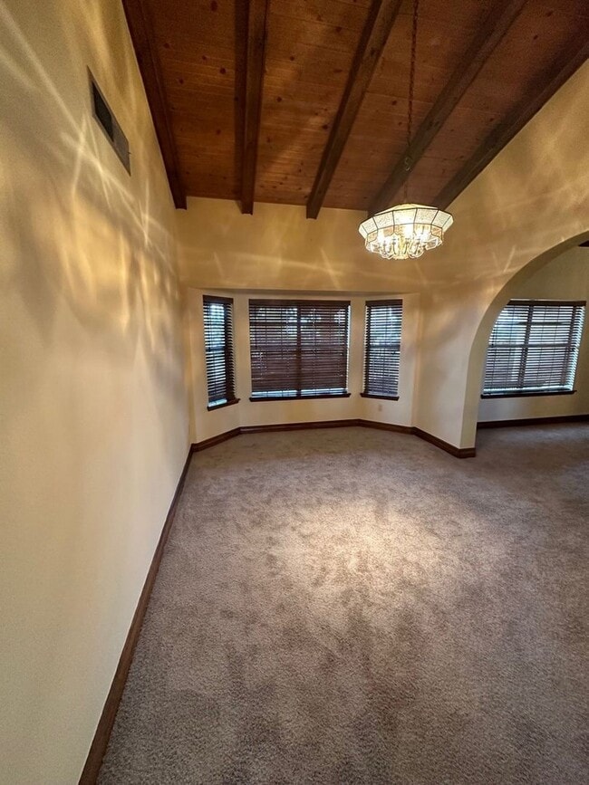 Building Photo - Beautiful 3 Bedroom, 3 Bathroom, Available...