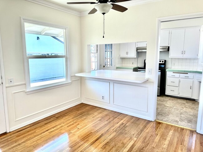 Building Photo - Single Family Home w/Backyard - 3 Bed/1 Bath