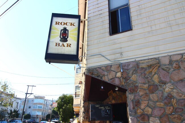 Building Photo - Bernal/Mission/Noe: Updated Flat w/ Shared...