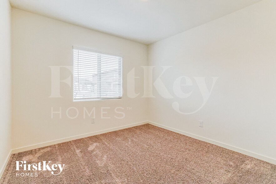 Building Photo - 985 W 20th St