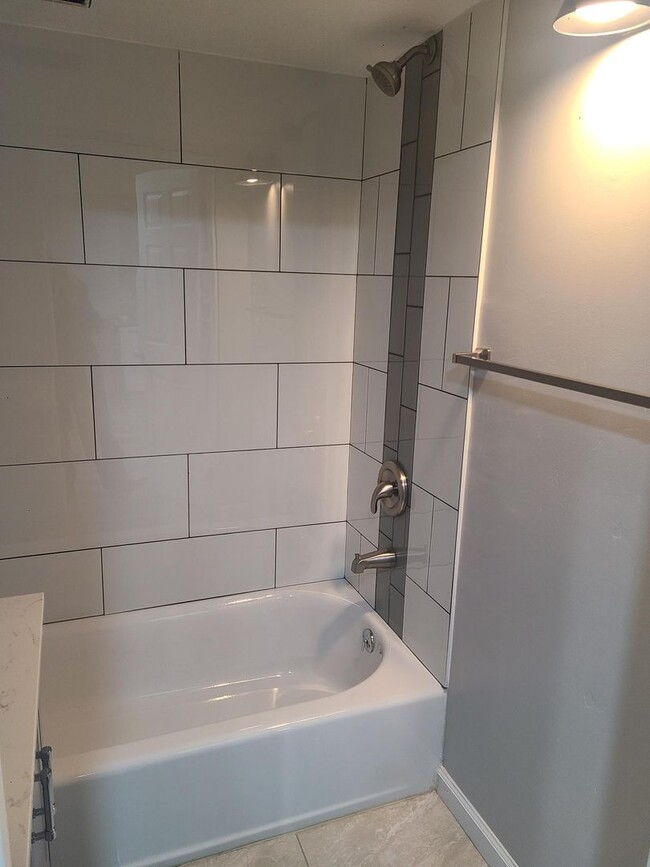 Building Photo - 17th St 6 Plex