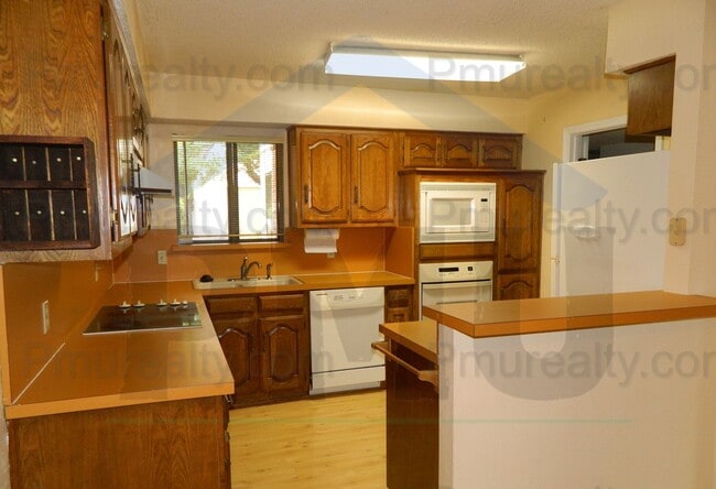Building Photo - AVAILABLE NOW!!! Gorgeous 3+ Bed 2-Bath To...