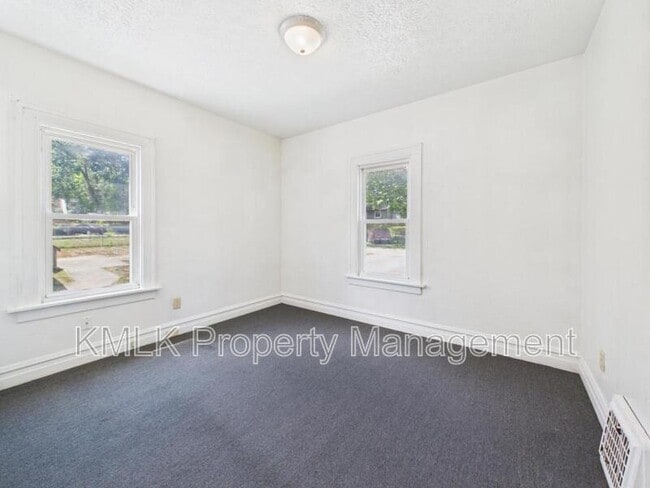 Building Photo - 533 Gage St
