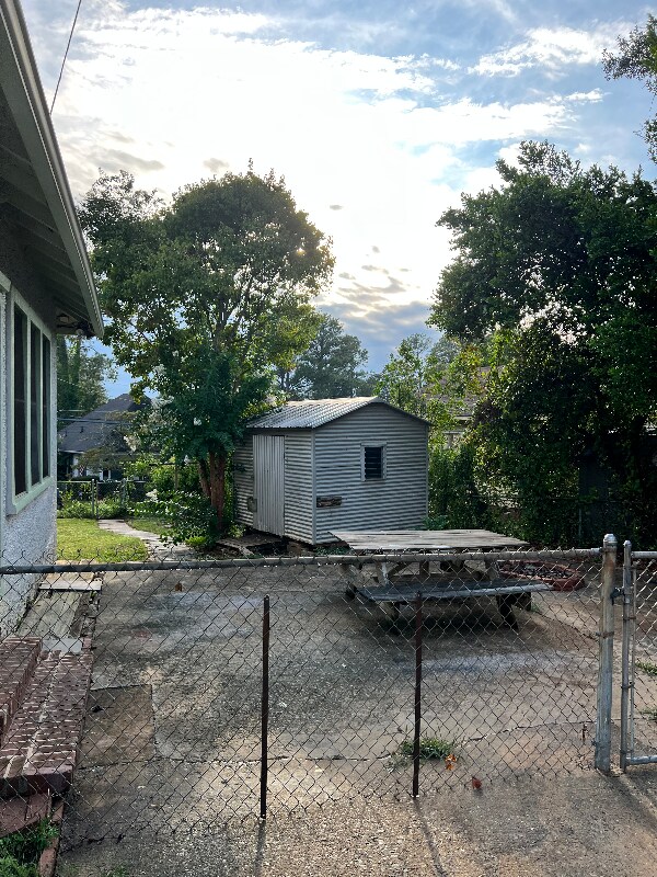 Building Photo - 830 North Ave