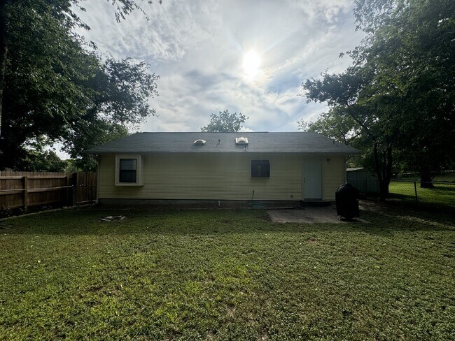 Building Photo - "Charming 2-Bedroom, 1-Bath in Horseshoe F...