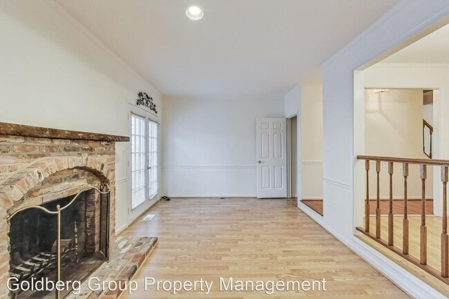 Building Photo - 3 br, 3.5 bath House - 7424 Monona Terrace