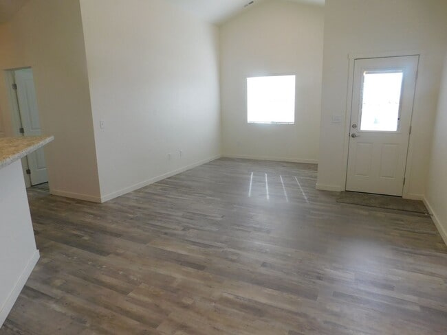 Building Photo - Walking Distance to Community