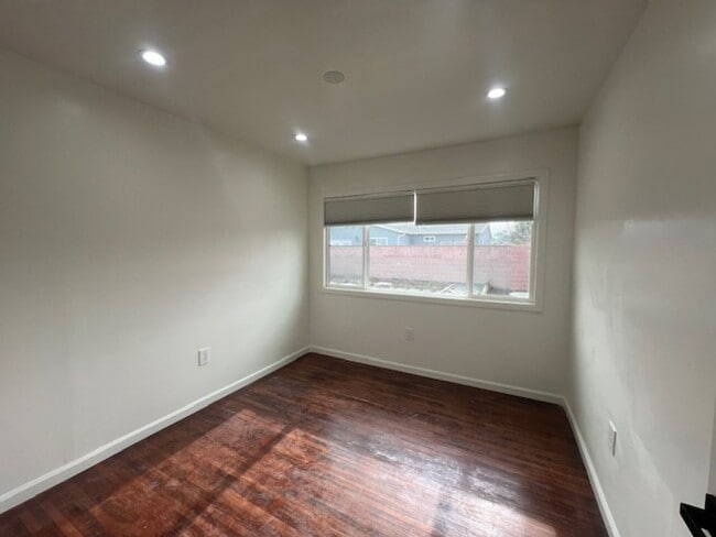 Building Photo - Beautifully renovated 3 bed 2 bath house