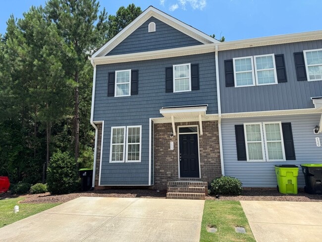 Building Photo - 3 bedroom/2.5 Bath End Unit Townhome in Ho...