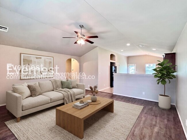 Building Photo - 3 Bed, 2 Bath Home with Garage / Pet-Friendly / Available Now!