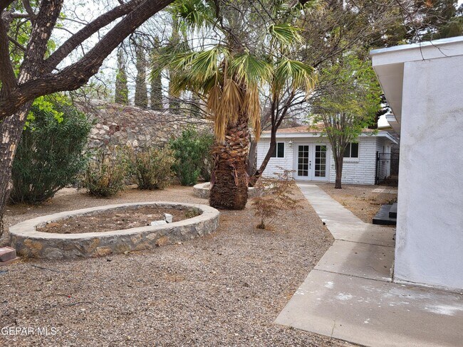 Building Photo - 806 Cortijo Dr