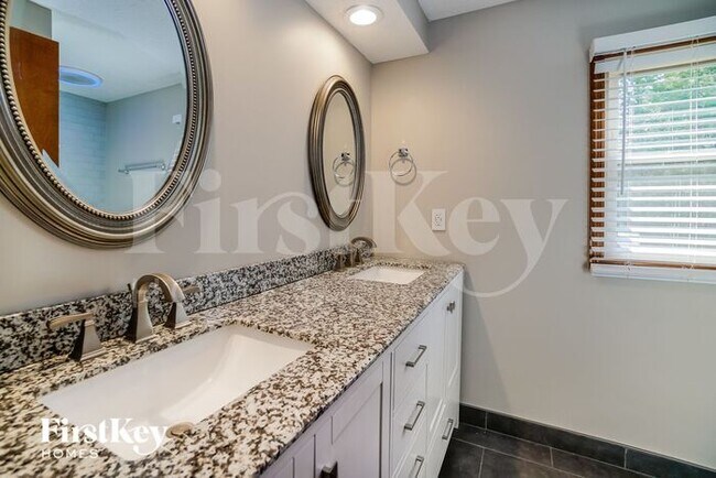 Building Photo - 13008 Oakmere Dr