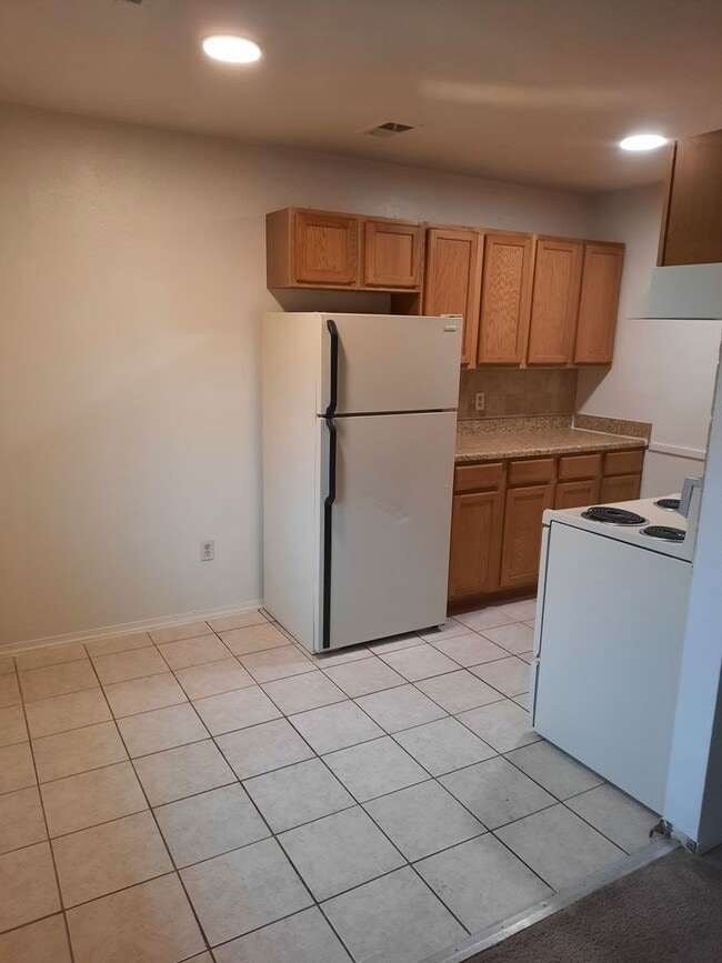 Building Photo - 1 bedroom apartment, walking distance to D...