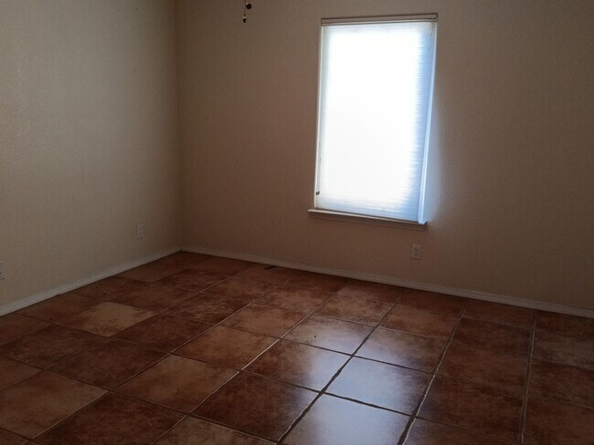 Building Photo - 3 Bedroom, 2 Bathroom Home! Schedule a Sho...