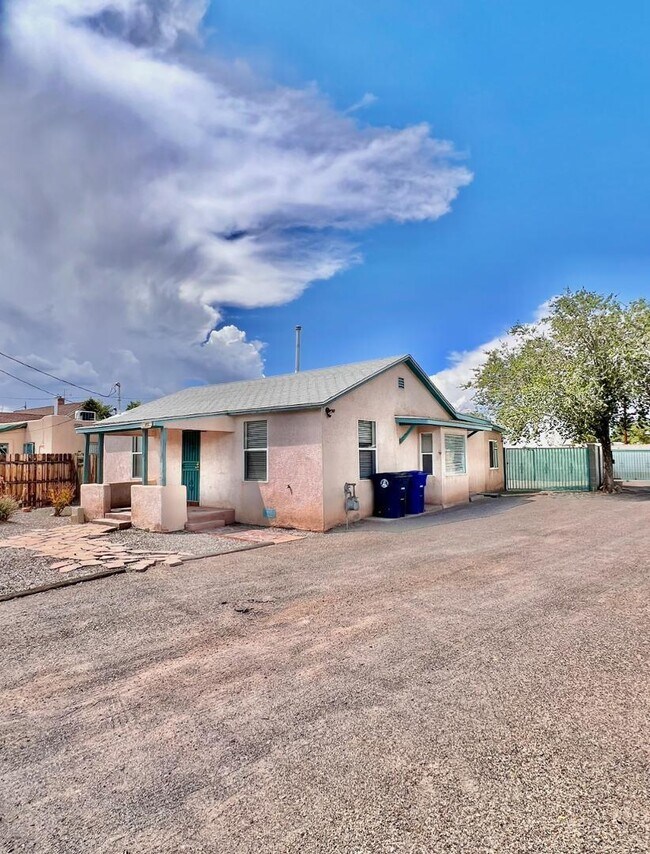 Building Photo - 615 Candelaria Rd NW