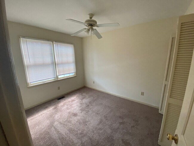 Building Photo - 2 Bed 1.5 Bath Town House