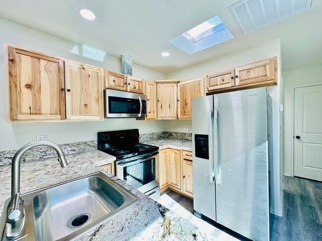 Primary Photo - 1/2 Off Holiday Special! Modern Renovated 2 Bedroom! Desired Area Near Downtown with Washer/Dryer...