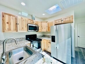 Building Photo - 1/2 Off Holiday Special! Modern Renovated 2 Bedroom! Desired Area Near Downtown with Washer/Dryer...