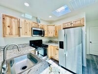 Building Photo - 1/2 Off Holiday Special! Modern Renovated 2 Bedroom! Desired Area Near Downtown with Washer/Dryer...