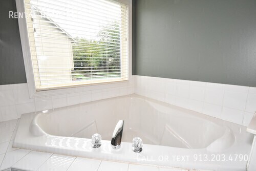 Building Photo - 15246 S Acuff Ln