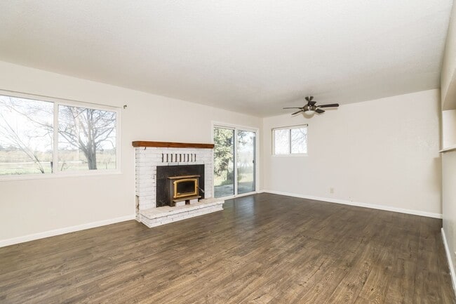 Building Photo - PURE Property Management Presents: 3 Bedroom 2 Bath in Santa Rosa. Water & Sewer Included !