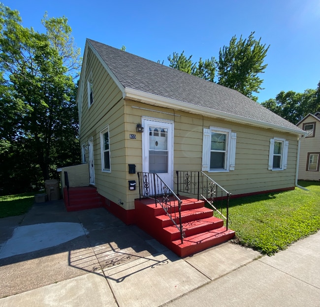 Building Photo - 605 Menomonie St