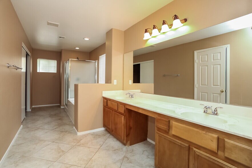 Building Photo - 4034 Warren Rock St