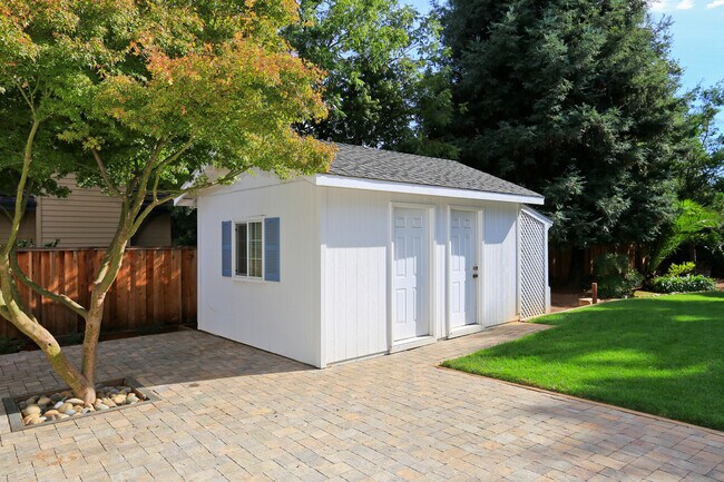 Building Photo - Charming 1 Bed 1 Bath Los Altos Cottage on...