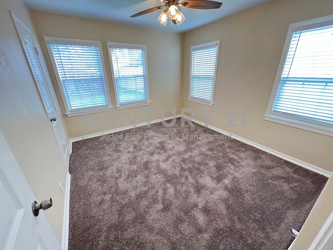 Building Photo - Spacious 2/1/1 in Oak Cliff For Rent!