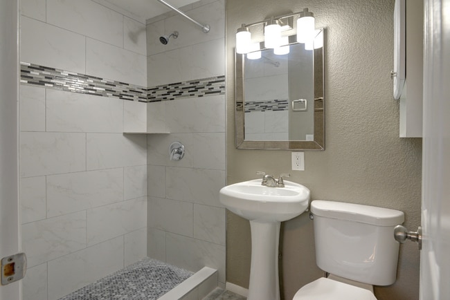 Building Photo - 6 bed 5 bath home near ASU