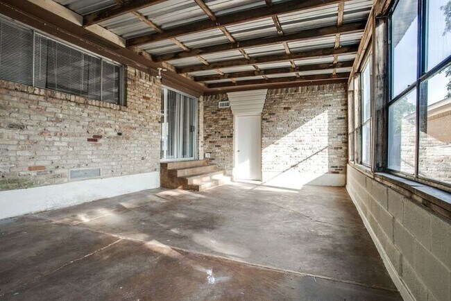 Building Photo - No Application Fees* $500 off 1st months r...