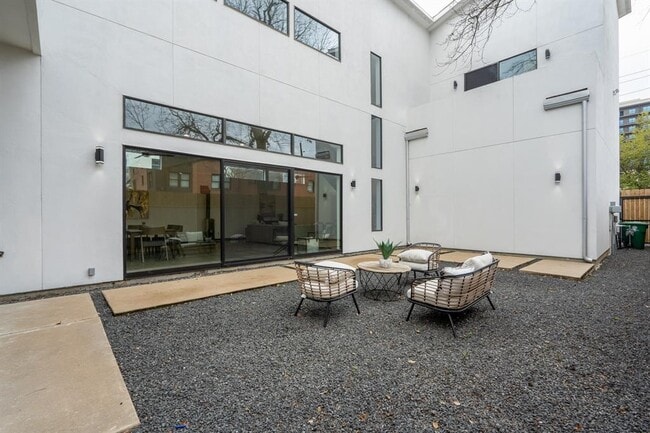 Building Photo - 118 Tuam St